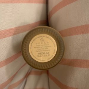 Becca aqua luminous foundation